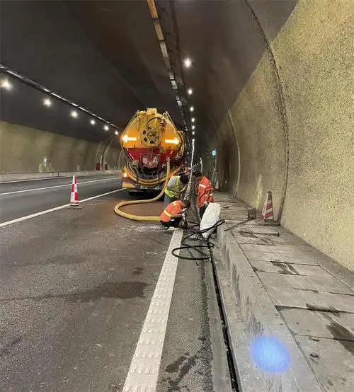 绥中隧道排水渠清淤